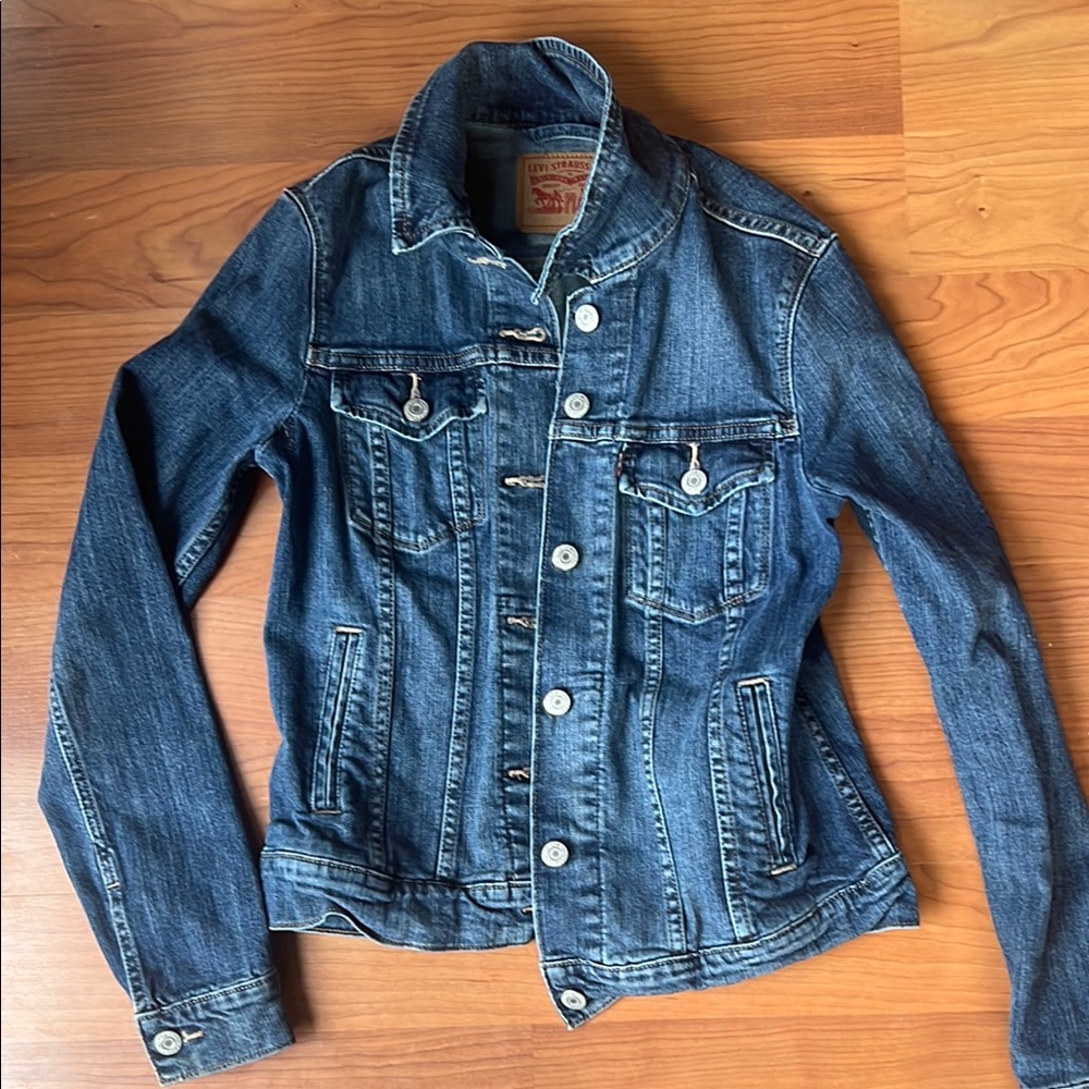 Levi's Women's  Jean Jacket fits like xs
